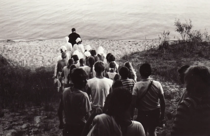 1990 ärkamisajal toimusid sageli avalikud ristimised. Pilt on Kuru laagris toimunud ristimisest 1991