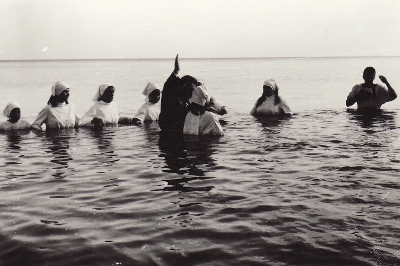 1990 ärkamisajal toimusid sageli avalikud ristimised. Pilt on Kuru laagris toimunud ristimisest 1991